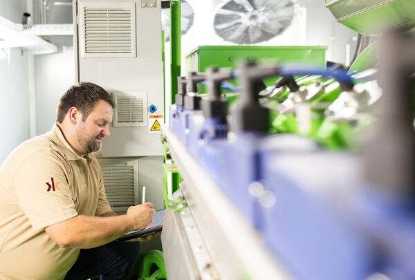 Servicetechniker kontrolliert das Innengerät einer Klimaanlage.