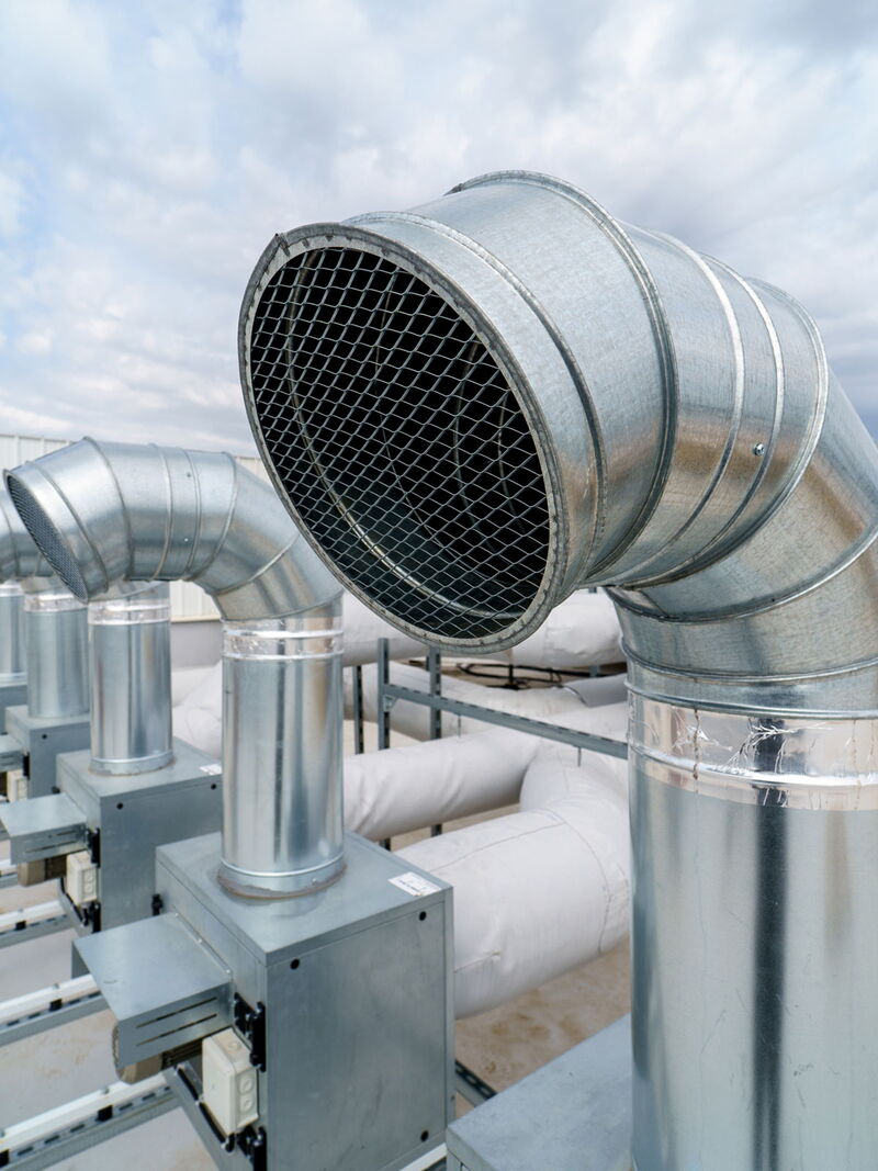 Großes Lüftungsrohrsystem in einem modernen Industriegebäude